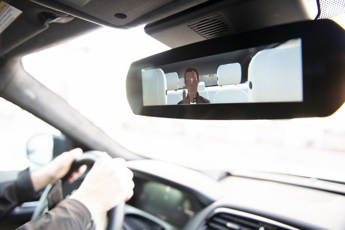 Die Daten werden über eine 5G-Verbindung an ein Service-Center übertragen. Der Fahrer sieht seinen Avatar im Rückspiegel. (Foto: Valeo)