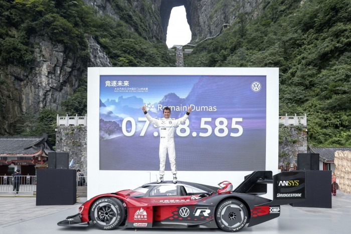 Romain Dumas am Ziel (Bild: Volkswagen AG)