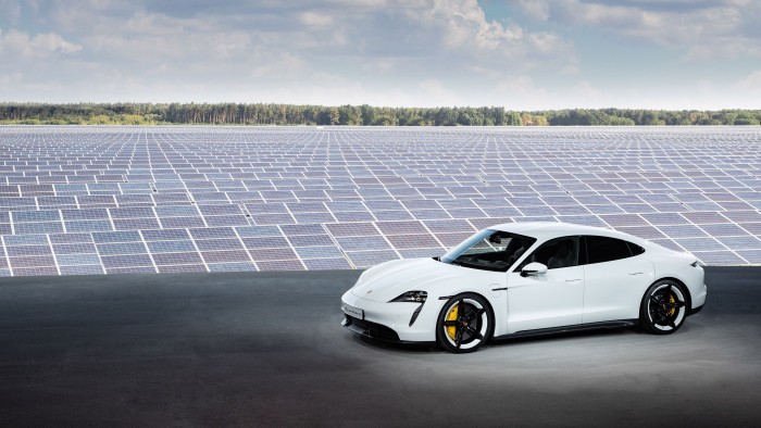 ... und in einem Solarpark in Neuhardenberg bei Berlin. (Bild: Porsche)
