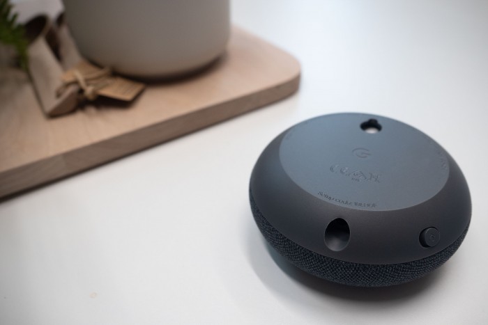 Der Nest Mini lässt sich dank einer Öffnung auf der Rückseite aufhängen. (Bild: Heiko Raschke/Golem.de)