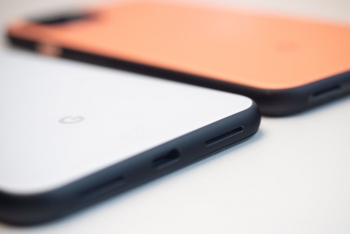 Geladen werden die Pixel-Smartphones über einen USB-Anschluss oder drahtlos. (Bild: Heiko Raschke/Golem.de)