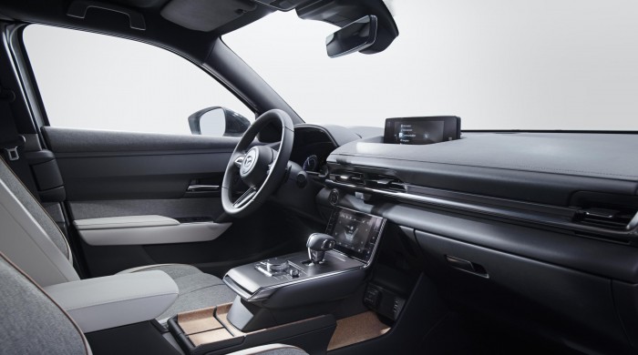 Zwei kleine Displays befinden sich in der Mittelkonsole und im Armaturenbrett.  (Foto: Mazda)