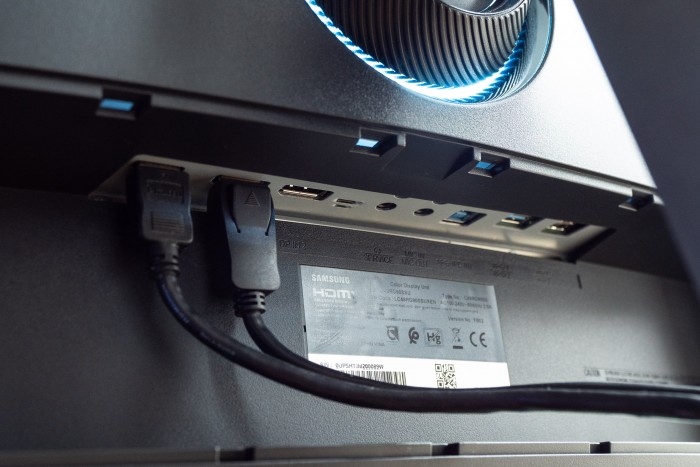 Einige Anschlüsse hinter der Abdeckung (Bild: Martin Wolf/Golem.de)