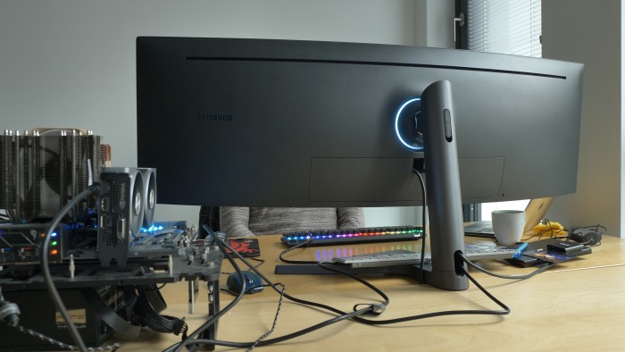 Der Monitor nimmt eine Menge Platz ein. (Bild: Martin Wolf/Golem.de)