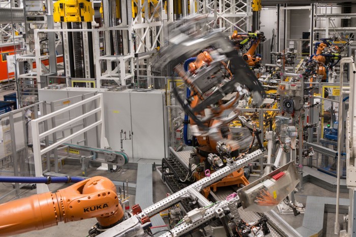 Im Automobilbau werden schon lange Roboter eingesetzt, wie hier im Karosseriebau. (Bild: Werner Pluta/Golem.de)