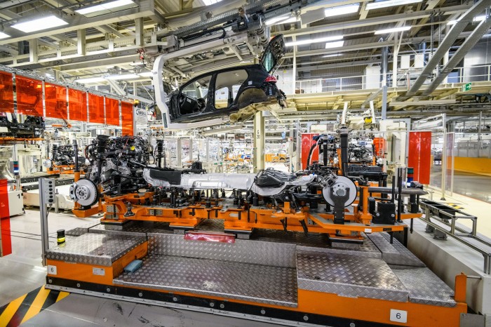 Hochzeit nennen Automobilbauer die Montage von Karosserie und Chassis. Das machen Roboter. (Bild: VW)