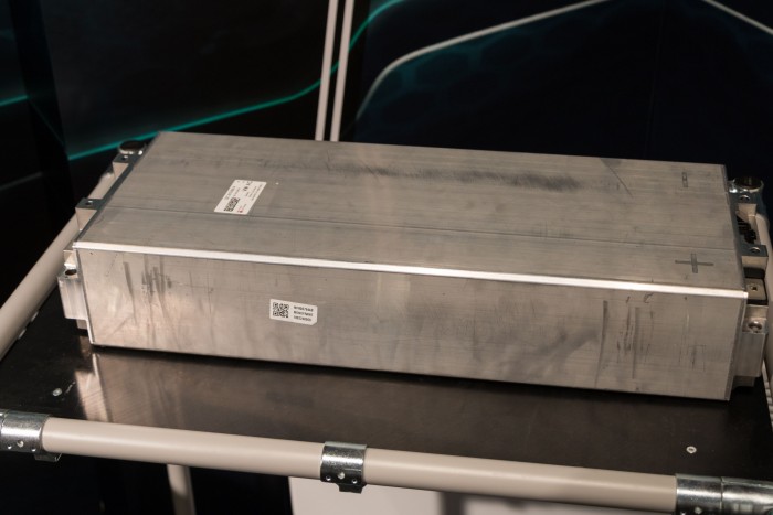 Bid zu zehn dieser Akkupacks passen in den MEB. (Bild: Werner Pluta/Golem.de)