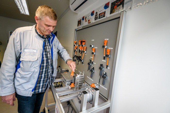 F&uuml;r die Umstellung auf Elektroautos musste VW die Mitarbeiter umschulen - mit analogen Schulungsmaterialien, ... (Bild: VW)