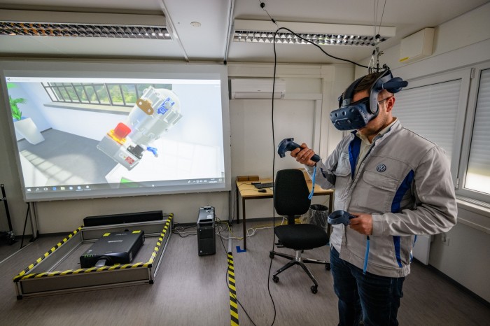 ... aber auch mit digitalen wie VR-Brillen ... (Bild: VW)