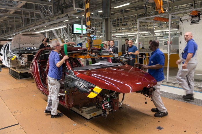 Hier der Automatisierungsgrad noch geringer als bei der Fertigung der Elektroautos. (Bild: Werner Pluta/Golem.de)