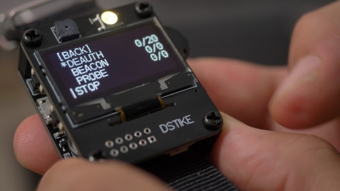 Wir attackieren alle Geräte im WLAN mit Deauth-Befehlen ... (Bild: Martin Wolf/Golem.de)