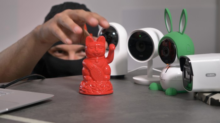 Die Winkekatze kann vor den Augen der Kameras - aber dennoch ungesehen gestohlen werden. (Bild: Martin Wolf/Golem.de)