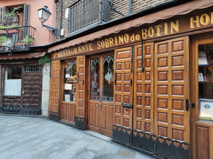 Eine Stra&szlig;e in Madrid, aufgenommen mit dem Hauptobjektiv und 27 Megapixeln (Bild: Tobias K&ouml;ltzsch/Golem.de)