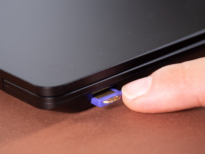 Der Somu kann beispielsweise in den USB-Port eines Laptops gesteckt werden. (Bild: Martin Wolf/Golem.de)