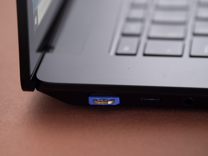 Nie wieder vergessen: Der Somu verschwindet fast komplett im USB-Port. (Bild: Martin Wolf/Golem.de)