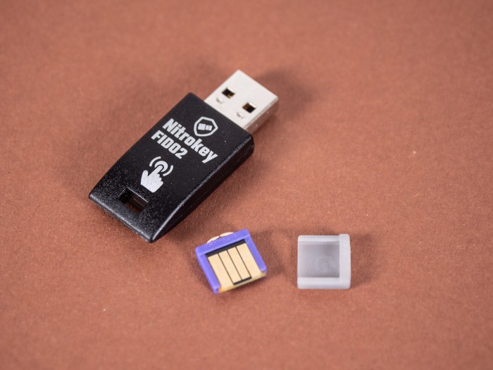 Klein und groß: Somu und Nitrokey Fido2 (Bild: Martin Wolf/Golem.de)