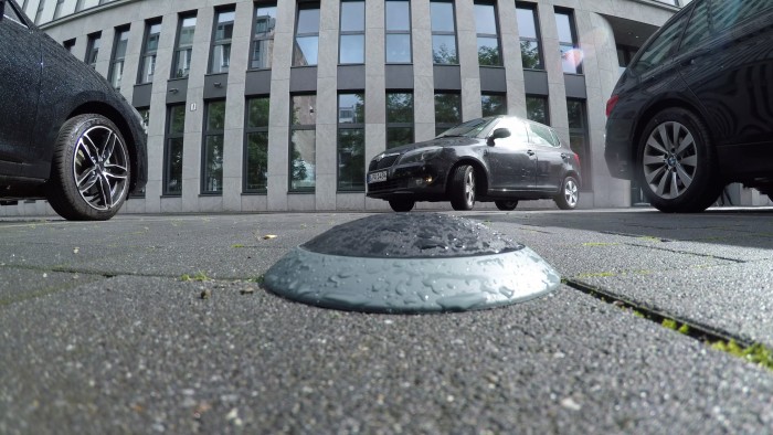 Der Parkplatzsensor von Bosch soll den Belegungszustand von Parkpl&auml;tzen durch Magnetfelddetektion und Radar erkennen.  (Foto: Martin Wolf/Golem.de)