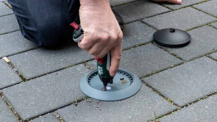 Normalerweise wird die Bodenplatte des Sensors festgeklebt, sie l&auml;sst sich aber auch mit Schrauben befestigen. (Foto: Martin Wolf/Golem.de)