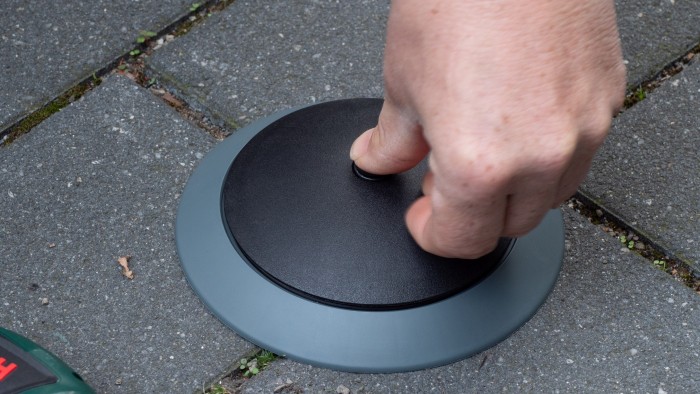 Der eigentliche Sensor wird in die Bodenplatte eingesetzt und damit aktiviert. (Foto: Martin Wolf/Golem.de)