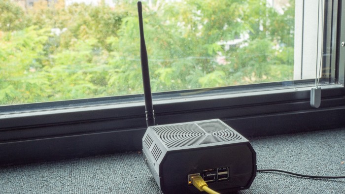 Bei innenliegenden Gateways ist ein Sichtkontakt zu dem Sensor hilfreich. (Foto: Martin Wolf/Golem.de)