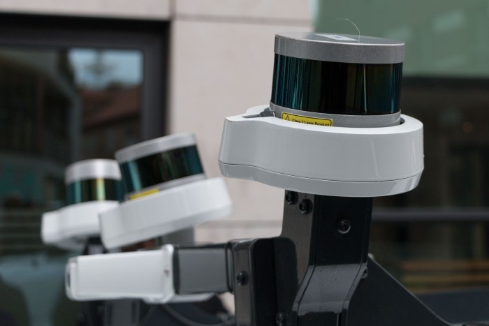 Die Autos sind mit divesen Sensoren ausgestattet. Zu den wichtigsten zählen fünf Lidars auf dem Dach. (Foto: Werner Pluta/Golem.de)