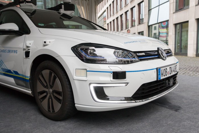 An der Front gibt es mehrere Radars (weiß und unter dem Nummerschild) sowie Lidars (schwarz). (Foto: Werner Pluta/Golem.de)