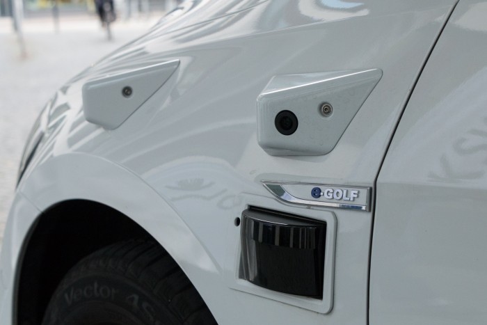 An der Seite befinden ebenfalls Lidars und Kameras. Weitere Kameras sind weniger auffällig angebracht. (Foto: Werner Pluta/Golem.de)