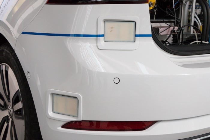 Am Heck befinden sich an jeder Ecke zwei Radarsensoren. (Foto: Werner Pluta/Golem.de)