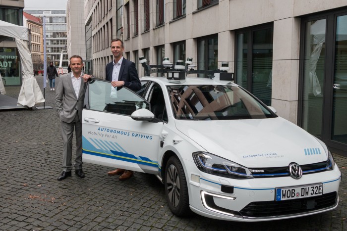 Helge Neuner, Leiter Automatisches Fahren bei VW (rechts) und Alexander Hitzinger, Chef der VW-Tochter Volkswagen Autonomy. (Foto: Werner Pluta/Golem.de)