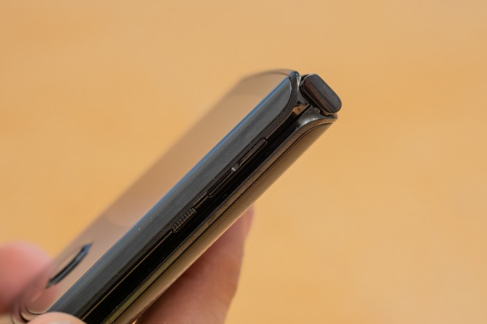 Die beiden H&auml;lften des Razr schlie&szlig;en ohne gro&szlig;e L&uuml;cke. (Bild: Martin Wolf/Golem.de)