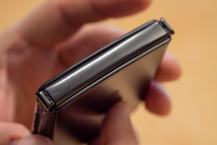 Die Zahnr&auml;der des Gelenks liegen offen - eine m&ouml;gliche Schwachstelle, durch die Staub den Mechanismus besch&auml;digen k&ouml;nnte. (Bild: Martin Wolf/Golem.de)