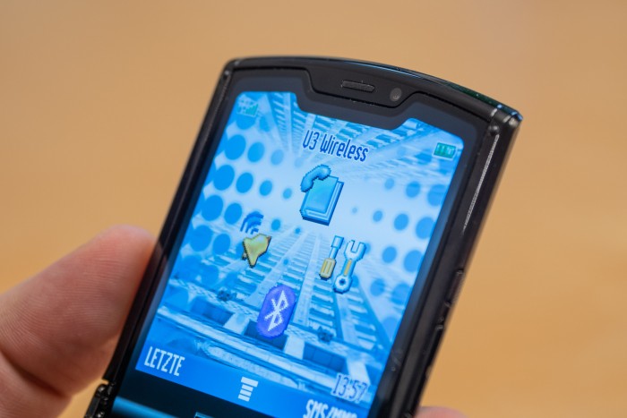 Der Retro-Modus verleiht dem neuen Razr das Aussehen des alten Modells, ...