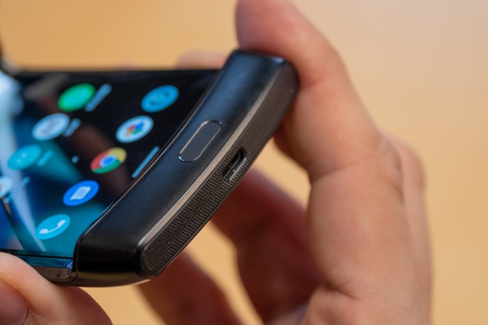 In der W&ouml;lbung am unteren Rand des Razr sind unter anderem der Fingerabdrucksensor, die Mikrofone und der Lautsprecher untergebracht. (Bild: Martin Wolf/Golem.de)