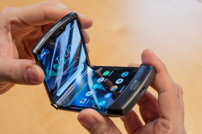 Beim Klappen sinkt das Display leicht in das Geh&auml;use ein, weshalb kein Falz wie bei Samsungs Galaxy Fold entsteht. (Bild: Martin Wolf/Golem.de)