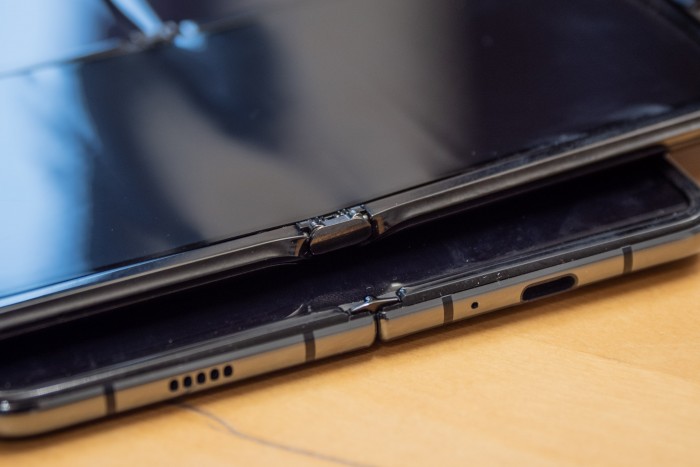 Das Galaxy Fold scheint allerdings besser vor Staub gesch&uuml;tzt zu sein. (Bild: Martin Wolf/Golem.de)