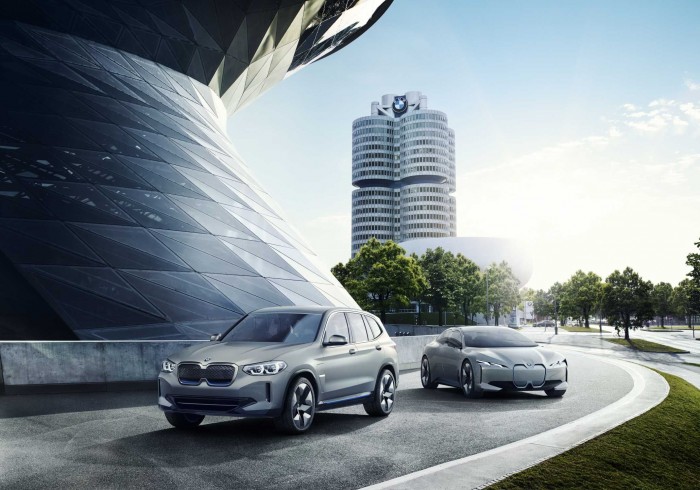 BMW iX3 (im Hintergrund der BMW iVision) (Bild: BMW)