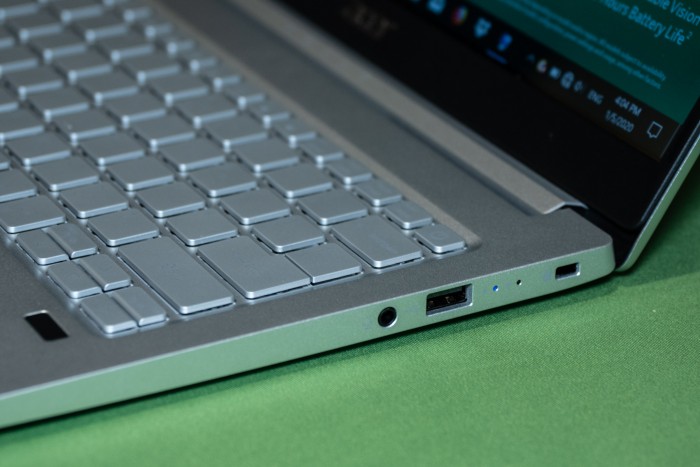 Das Swift 3 bietet einige Anschlüsse, unter anderem einen Kopfhöreranschluss. (Bild: Martin Wolf/Golem.de)