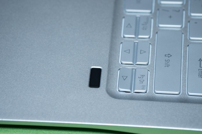 Unterhalb der Tastatur ist ein Fingerabdrucksensor verbaut. (Bild: Martin Wolf/Golem.de)