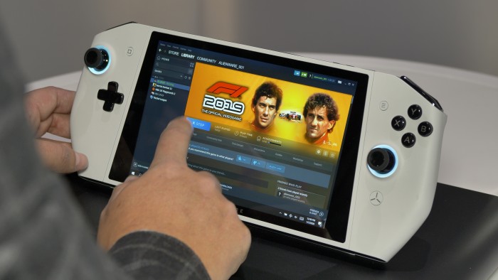 Das Alienware Concept Ufo ist ein Gaming-Handheld, das mit Windows 10 und einem Launcher läuft. (Bild: Martin Wolf/Golem.de)