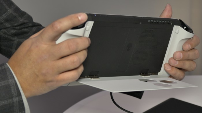 Das Handheld hat zwei Controller an den Seiten. (Bild: Martin Wolf/Golem.de)