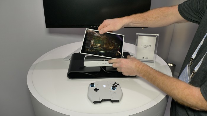 Das Concept Ufo kann in eine Dockingstation gesteckt und mit einem externen Monitor verbunden werden. (Bild: Martin Wolf/Golem.de)