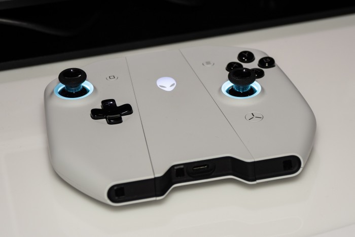 Die beiden Controller lassen sich über ein Mittelstück zu einem größeren Gamepad verbinden. (Bild: Martin Wolf/Golem.de)