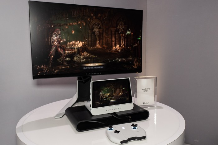 Da es sich beim Concept Ufo um einen vollwertigen PC handelt, können Nutzer auch eine Tastatur oder eine Maus anschließen. (Bild: Martin Wolf/Golem.de)