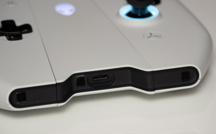 Auch die Idee des zusammenbaubaren Gamepads hat sich Dell von Nintendo abgeguckt. (Bild: Martin Wolf/Golem.de)