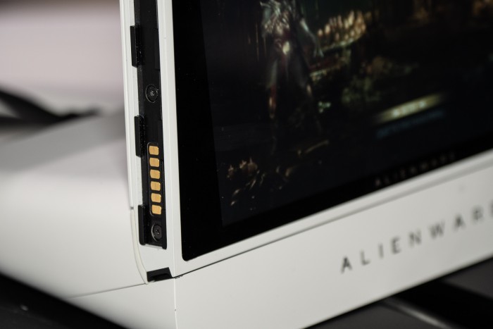 Die Controller werden seitlich angesteckt. (Bild: Martin Wolf/Golem.de)