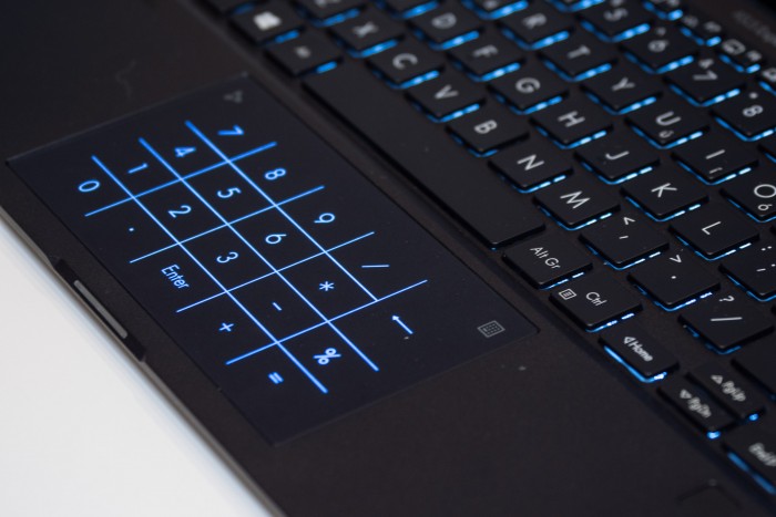 Auf dem Touchpad lässt sich ein Nummernblock einblenden. (Bild: Martin Wolf/Golem.de)