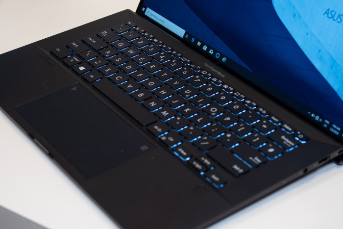 Das Touchpad ist ausreichend groß und fühlt sich angenehm an. (Bild: Martin Wolf/Golem.de)