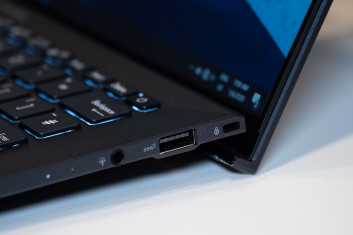 Beim Aufklappen des Displays stellt sich das Expertbook B9 leicht auf. (Bild: Martin Wolf/Golem.de)