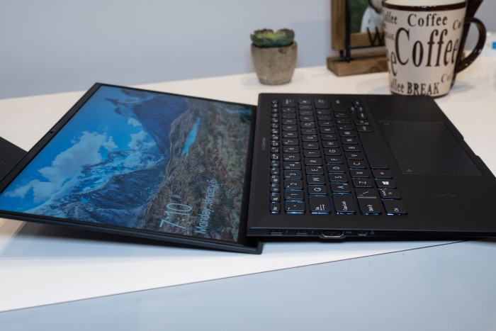 Das Display des Expertbook B9 kann um 180 Grad aufgeklappt werden. (Bild: Martin Wolf/Golem.de)