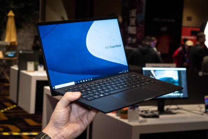 Das Expertbook B9 wiegt nur 879 Gramm. (Bild: Martin Wolf/Golem.de)